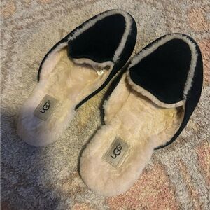 UGG MOCCASIN SLIPPERS SIZE 7